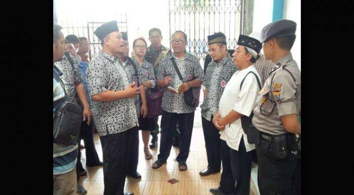 Kasus Pendeta Ruth Ewin: FKUB Datangi Gereja YHS, Warga Sekitar Tolak Keberadaan Gereja Kasus Pendeta Ruth Ewin: FKUB Datangi Gereja YHS, Warga Sekitar Tolak Keberadaan Gereja