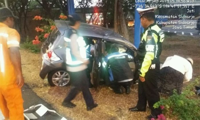 Mobilnya Tabrak Tiang Reklame di Tol Sidoarjo, Cewek Cantik Ini Tewas