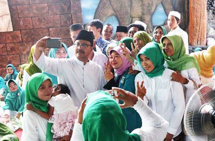 Hadiri Istighosah Muslimat di Tanggulangin, Gus Ipul: Sambutan Warga Sidoarjo Luar Biasa Hadiri Istighosah Muslimat di Tanggulangin, Gus Ipul: Sambutan Warga Sidoarjo Luar Biasa