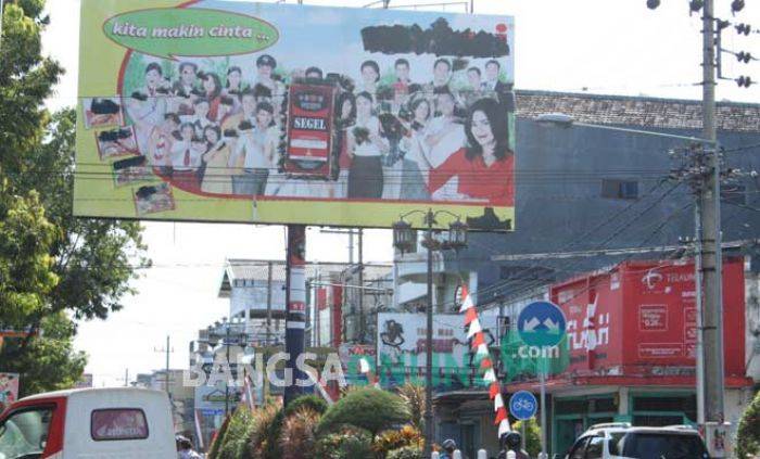 Bermasalah, Puluhan Papan Reklame di Kota Blitar Disegel
