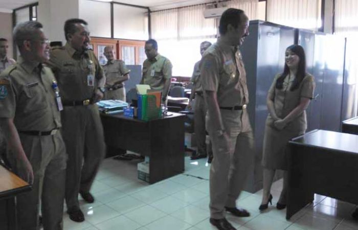 Sidak Satker Usai Apel, Bupati Ponorogo Dapati Belasan PNS Ngopi di Kantin saat Jam Kerja Sidak Satker Usai Apel, Bupati Ponorogo Dapati Belasan PNS Ngopi di Kantin saat Jam Kerja