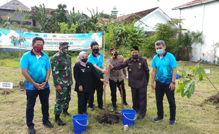 Peringati HPN 2021 dan HUT ke-75, PWI Jatim Tanam 1.000 Bibit Pohon di Lamongan Peringati HPN 2021 dan HUT ke-75, PWI Jatim Tanam 1.000 Bibit Pohon di Lamongan