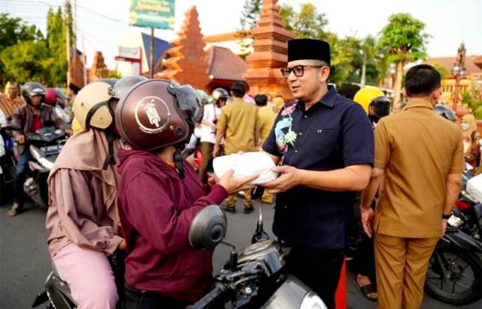 Berbagi Kebahagiaan, Pj Wali Kota Mojokerto Bagikan Takjil ke Masyarakat Berbagi Kebahagiaan, Pj Wali Kota Mojokerto Bagikan Takjil ke Masyarakat