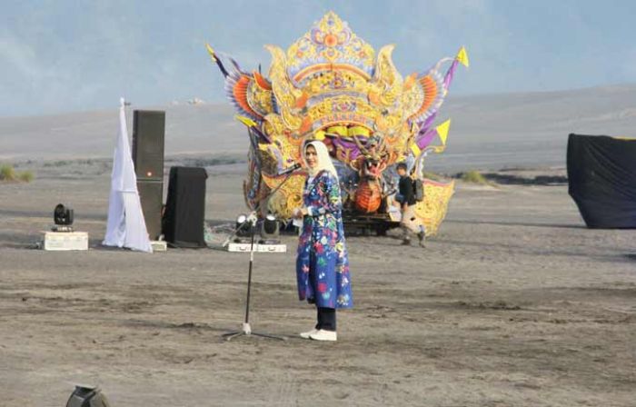 Gandeng Artis Ibu Kota, Pagelaran Seni dan Budaya Bertajuk "Eksotika Bromo" Hipnotis Pengunjung Gandeng Artis Ibu Kota, Pagelaran Seni dan Budaya Bertajuk "Eksotika Bromo" Hipnotis Pengunjung