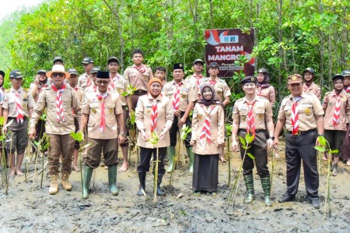 Gubernur Khofifah Apresiasi Pramuka Jatim atas Program Bedah Rumah dan Nandur Mangrove