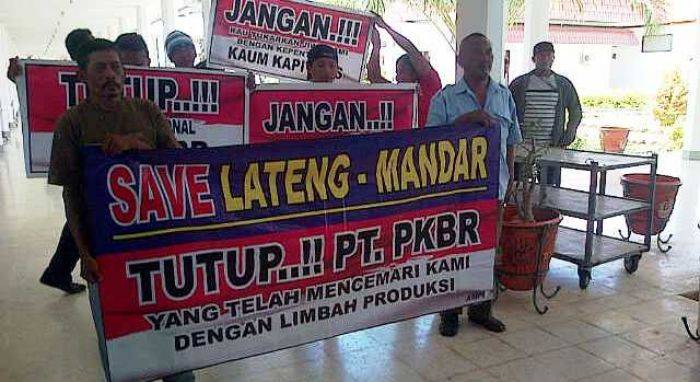 Tunjangan Belum Dibayar, Puluhan Karyawan di Banyuwangi Ngeluruk Kantor Dewan Tunjangan Belum Dibayar, Puluhan Karyawan di Banyuwangi Ngeluruk Kantor Dewan