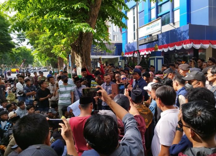 Massa dari 4 Kabupaten Luruk Kantor Bea Cukai Madura, Ketua LSM Bidik Ungkap Hasil Mediasi Massa dari 4 Kabupaten Luruk Kantor Bea Cukai Madura, Ketua LSM Bidik Ungkap Hasil Mediasi