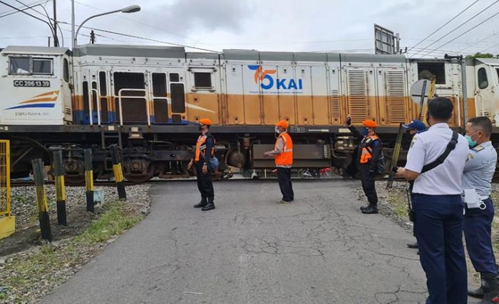 Sebulan Dua Kecelakaan, Perlintasan KA Tanpa Palang Pintu di Talun Blitar Kini Dijaga Relawan