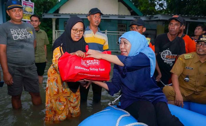 Tinjau Banjir di Jombang, Khofifah Salurkan Bantuan dan Upayakan Pengerukan Dam Siphon Jadi 24 Jam Tinjau Banjir di Jombang, Khofifah Salurkan Bantuan dan Upayakan Pengerukan Dam Siphon Jadi 24 Jam