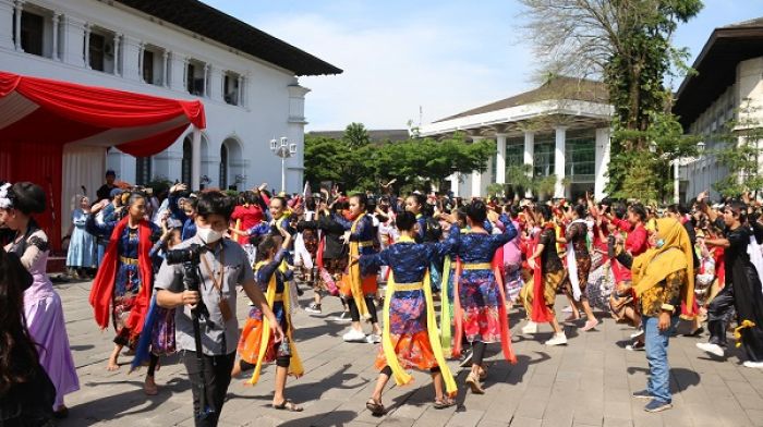 Kemeriahan Bandung West Java Art Festival Dihadiri 2.300 Seniman Kemeriahan Bandung West Java Art Festival Dihadiri 2.300 Seniman