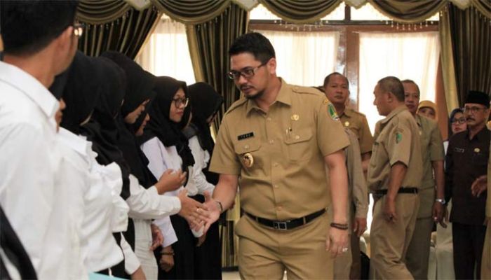 Wawali Pasuruan Serahkan SK Pengangkatan 238 CPNS Wawali Pasuruan Serahkan SK Pengangkatan 238 CPNS