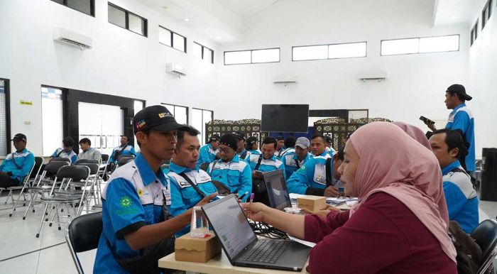 Peringati Hari Buruh, PLN UP3 Madura Gelar Cek Kesehatan Gratis untuk Petugas Biller