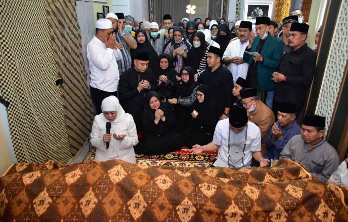 Ayahanda Wali Kota Surabaya Berpulang, Gubernur Khofifah Sampaikan Duka Cita Mendalam Ayahanda Wali Kota Surabaya Berpulang, Gubernur Khofifah Sampaikan Duka Cita Mendalam