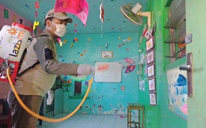 Perangi Corona, AMM Sidoarjo Semprot Disinfektan ke Sekolah dan Masjid Perangi Corona, AMM Sidoarjo Semprot Disinfektan ke Sekolah dan Masjid