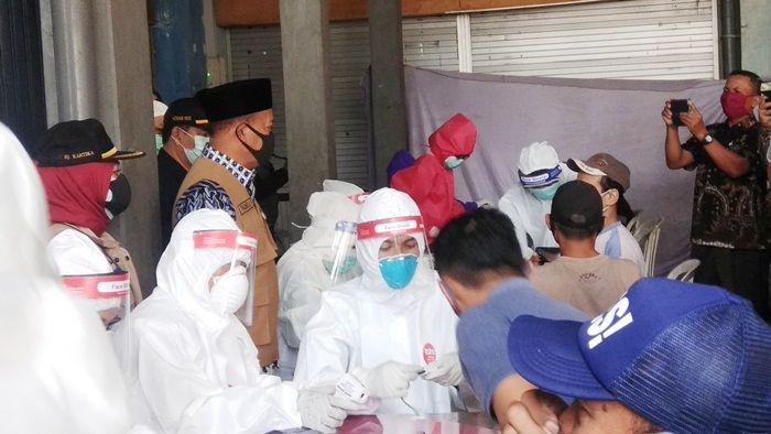 Gelar Rapid Test Massal, Tim GTPPC Lamongan Temukan 33 Orang Reaktif Gelar Rapid Test Massal, Tim GTPPC Lamongan Temukan 33 Orang Reaktif