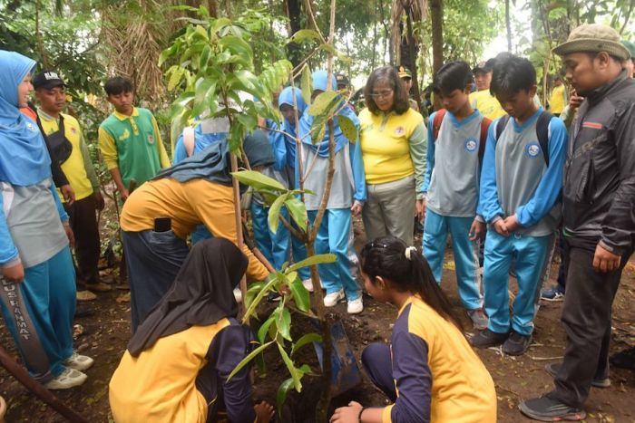 Pj Wali Kota Kediri Tanam Pohon di Sumber Cakarwesi, Peringati Hari Menanam Pohon Sedunia Pj Wali Kota Kediri Tanam Pohon di Sumber Cakarwesi, Peringati Hari Menanam Pohon Sedunia