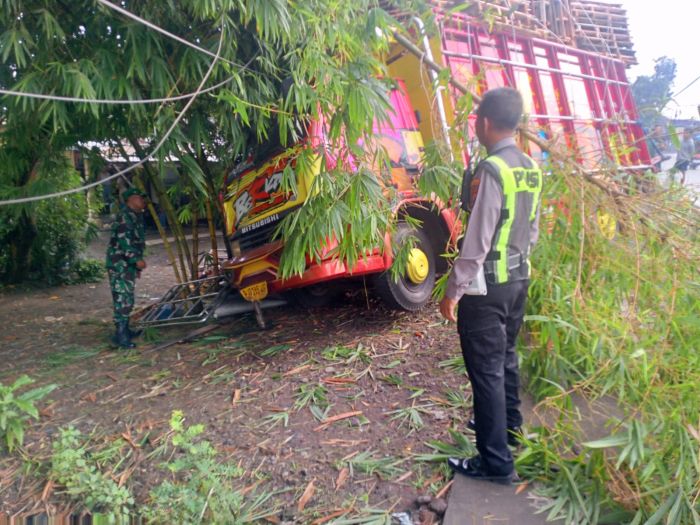 Hilang Kendali, Truk Muatan Palet di Porong Alami Laka, Satu Pemotor Tewas