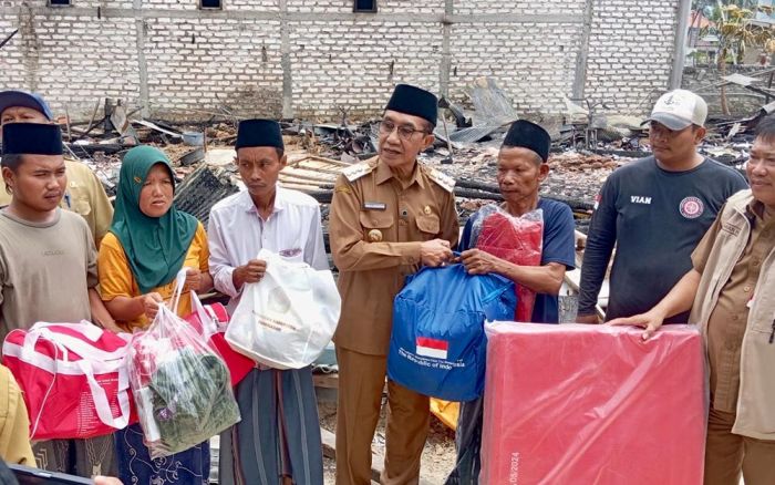 Bupati Pamekasan Salurkan Bantuan untuk Korban Kebakaran di Proppo Bupati Pamekasan Salurkan Bantuan untuk Korban Kebakaran di Proppo