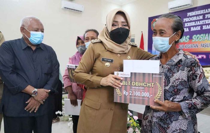 Bupati Mojokerto Serahkan Bantuan Cukai kepada Ribuan Karyawan Pabrik Rokok Bupati Mojokerto Serahkan Bantuan Cukai kepada Ribuan Karyawan Pabrik Rokok
