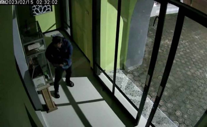 Lima Kali, Kotak Amal Musholla di Jombang Digasak Maling, Pelaku Terekam CCTV