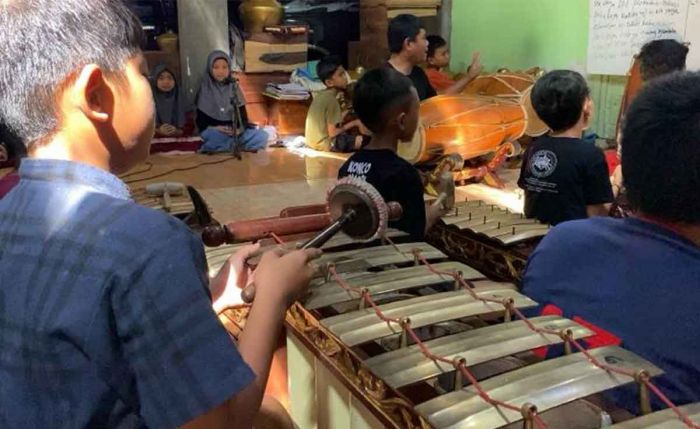 Selama Liburan Sekolah, Anak-Anak di Tuban Belajar Karawitan Selama Liburan Sekolah, Anak-Anak di Tuban Belajar Karawitan