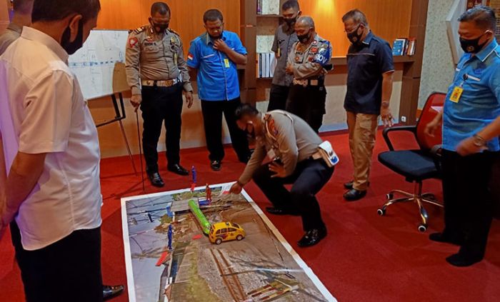 Lakukan Simulasi, Polresta Sidoarjo Gelar Perkara Peristiwa Kecelakaan Kijang LGX vs KA Sri Tanjung Lakukan Simulasi, Polresta Sidoarjo Gelar Perkara Peristiwa Kecelakaan Kijang LGX vs KA Sri Tanjung