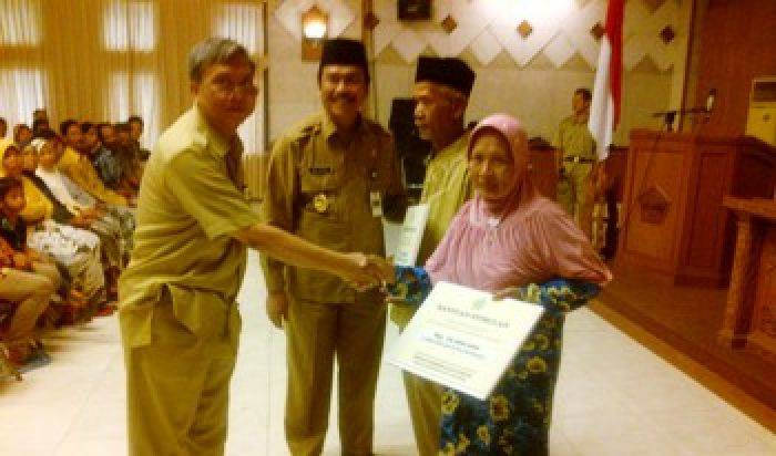 Pemkab Gresik Gelontor Bantuan Rehab Rumah Gakin Rp 3,39 Miliar Pemkab Gresik Gelontor Bantuan Rehab Rumah Gakin Rp 3,39 Miliar