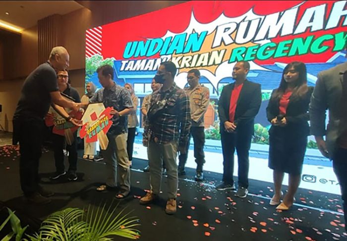 Taman Krian Regency Sidoarjo Serahkan Hadiah Unit Rumah Kepada Dua Pemenang Taman Krian Regency Sidoarjo Serahkan Hadiah Unit Rumah Kepada Dua Pemenang