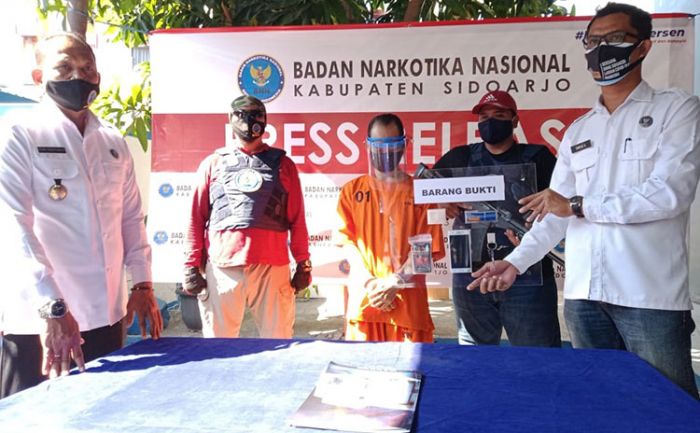 Sembunyikan Sabu di Dashboard Motor, Warga Medaeng Ditangkap Petugas BNNK Sidoarjo Sembunyikan Sabu di Dashboard Motor, Warga Medaeng Ditangkap Petugas BNNK Sidoarjo