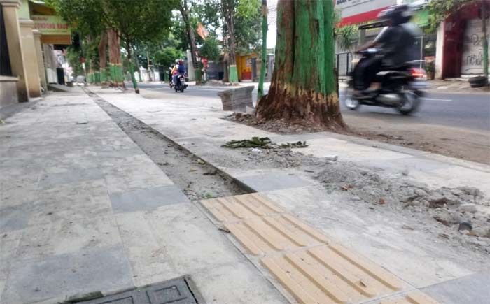 Masa Kontrak Tinggal Dua Hari Lagi, Pembangunan Trotoar di Tuban Belum Selesai Masa Kontrak Tinggal Dua Hari Lagi, Pembangunan Trotoar di Tuban Belum Selesai