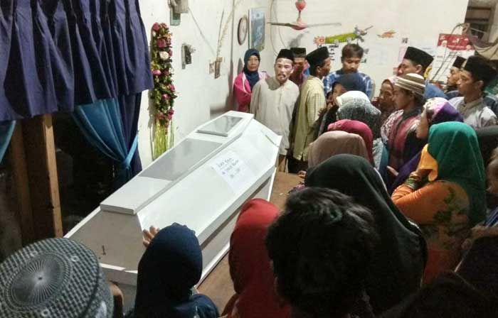 Warga Blitar Korban Tewas Tol Runtuh di Manado Dimakamkan Warga Blitar Korban Tewas Tol Runtuh di Manado Dimakamkan