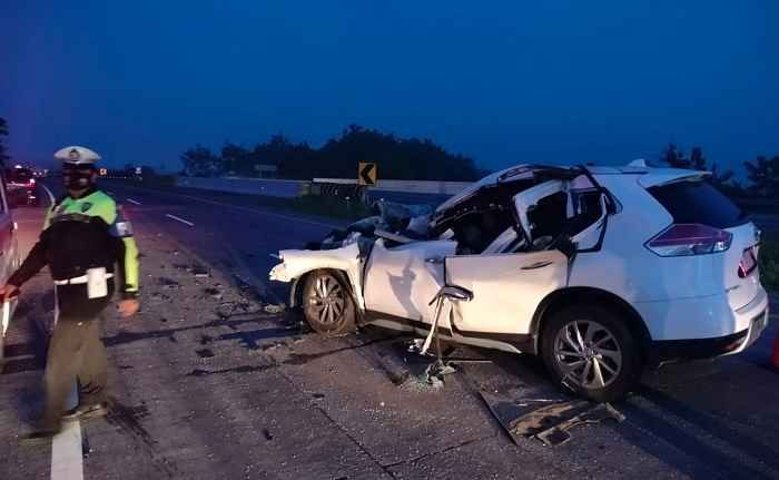 Diduga Ngantuk, Mobil Tabrak Truk di Tol Jombang-Mojokerto, Dua Luka-Luka Diduga Ngantuk, Mobil Tabrak Truk di Tol Jombang-Mojokerto, Dua Luka-Luka