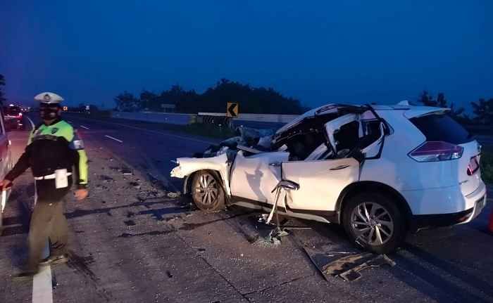 Diduga Ngantuk, Mobil Tabrak Truk di Tol Jombang-Mojokerto, Dua Luka-Luka