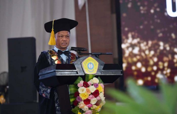 Pesan Rektor UTM saat Wisuda ke-39: Simpan Ijazah, Siapa Tahu Jadi Presiden Pesan Rektor UTM saat Wisuda ke-39: Simpan Ijazah, Siapa Tahu Jadi Presiden