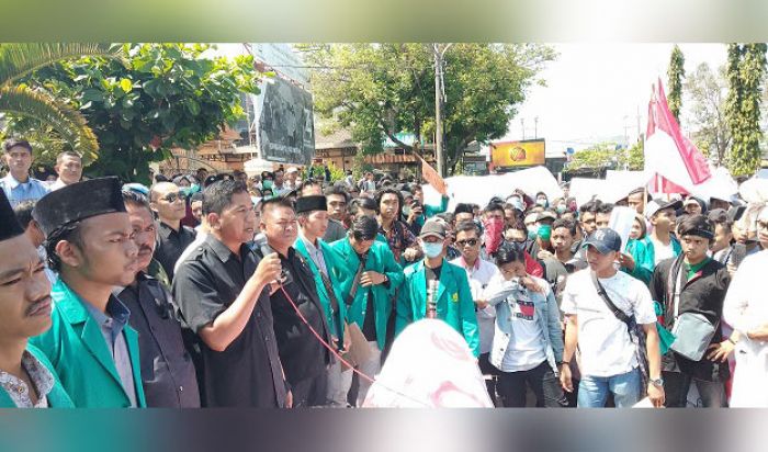 Ketua DPRD Ponorogo Temui Aliansi Mahasiswa yang Geruduk Kantor DPRD Ketua DPRD Ponorogo Temui Aliansi Mahasiswa yang Geruduk Kantor DPRD