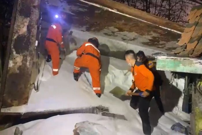 Truk Overload Bermuatan Pupuk Urea Oleng di Asemrowo Surabaya, 1 Orang Tewas 3 Lainnya Luka-luka Truk Overload Bermuatan Pupuk Urea Oleng di Asemrowo Surabaya, 1 Orang Tewas 3 Lainnya Luka-luka