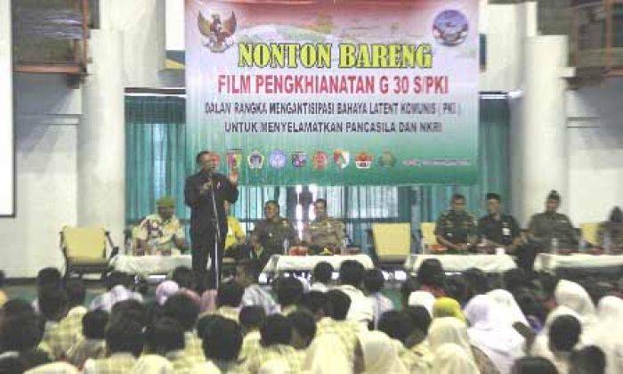 Pj Bupati Gresik Nobar Film G-30-S/PKI dengan Ribuan Pelajar Pj Bupati Gresik Nobar Film G-30-S/PKI dengan Ribuan Pelajar
