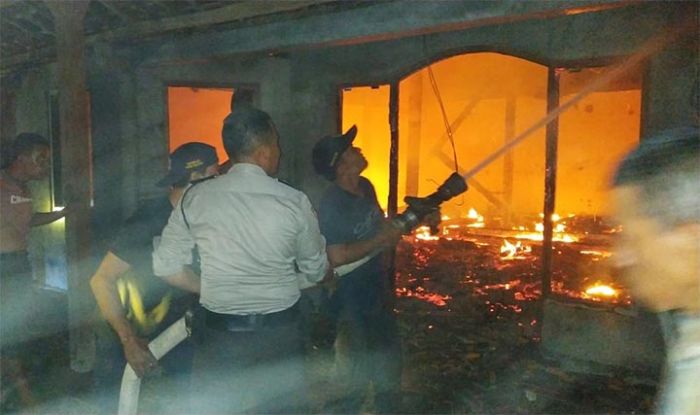 Ditinggal Pergi Pemiliknya, Rumah di Ngawi Ludes Terbakar