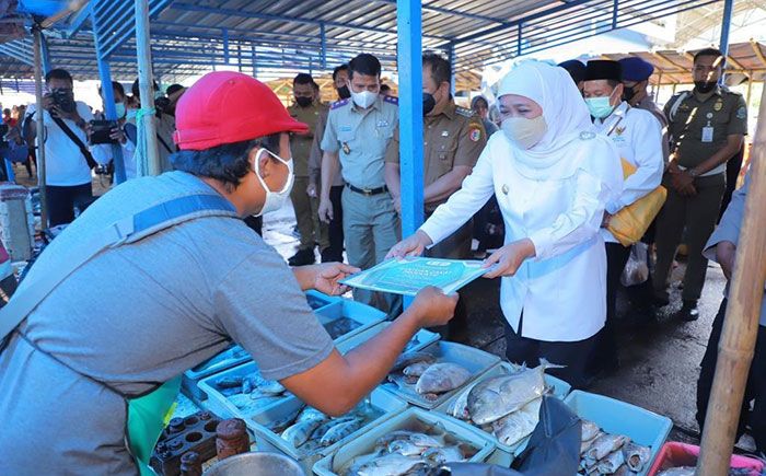 Blusukan ke Kampung Nelayan di Jember, Gubernur Khofifah Salurkan Program Perlindungan Sosial Blusukan ke Kampung Nelayan di Jember, Gubernur Khofifah Salurkan Program Perlindungan Sosial
