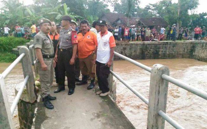 Cari Batu, 4 Orang Terseret Arus Sungai Desa Mlinjon Trenggalek Cari Batu, 4 Orang Terseret Arus Sungai Desa Mlinjon Trenggalek