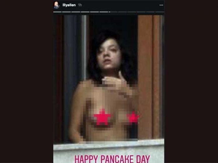 ​Lily Allen Ucapkan Pancake Day dengan Pamer Buah Dada