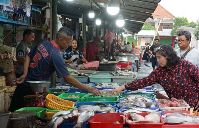 Kunjungi Pasar Setono Betek, Pj Wali Kota Kediri Cek Harga dan Ketersediaan Bahan Pokok Kunjungi Pasar Setono Betek, Pj Wali Kota Kediri Cek Harga dan Ketersediaan Bahan Pokok
