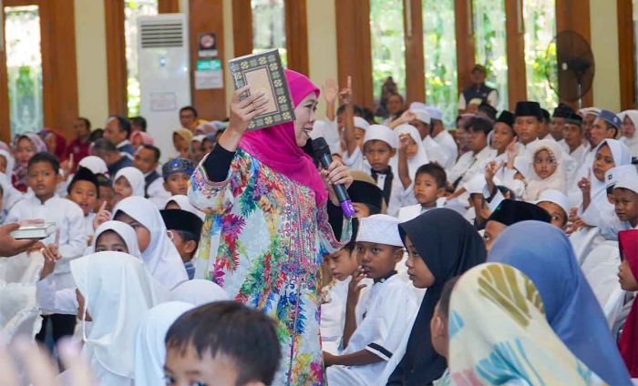 Khofifah Pacu Semangat Anak Yatim se-Kota Probolinggo Khofifah Pacu Semangat Anak Yatim se-Kota Probolinggo