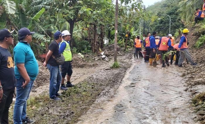 DPUTR Gresik Kerahkan URC Bersihkan Material Longsor dan Banjir Bandang di Bawean