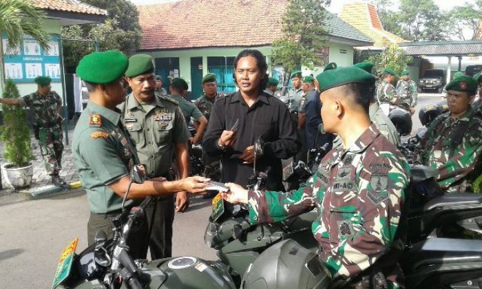 Dandim Surabaya Utara Periksa Kelengkapan Kendaraan Anggota Dandim Surabaya Utara Periksa Kelengkapan Kendaraan Anggota