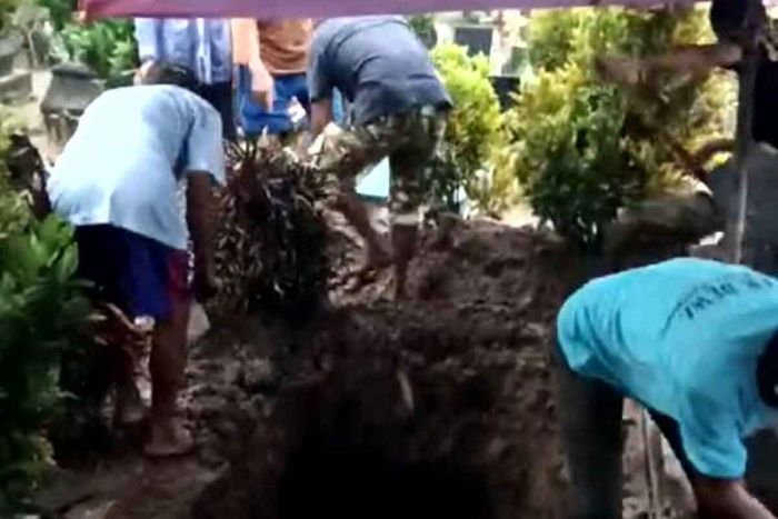 Tiga Bagian Tubuh Korban Mutilasi di Ngawi Disatukan dalam Liang Kubur di Blitar Tiga Bagian Tubuh Korban Mutilasi di Ngawi Disatukan dalam Liang Kubur di Blitar