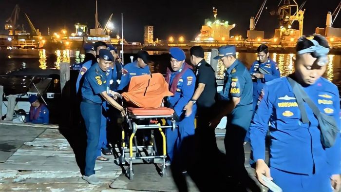 Perahu Pengangkut Besi Tua Tenggelam di Perairan Pelabuhan Gresik, Satu Tewas Dua Hilang