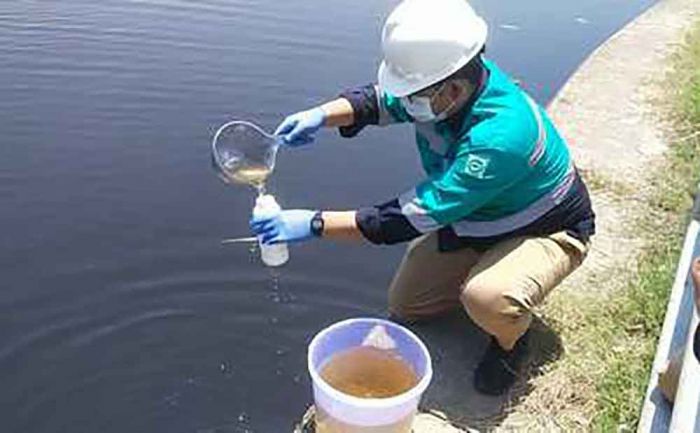 Air Bengawan Solo Mendadak Menghitam, DLH Bojonegoro Ambil Sampel untuk Uji Lab