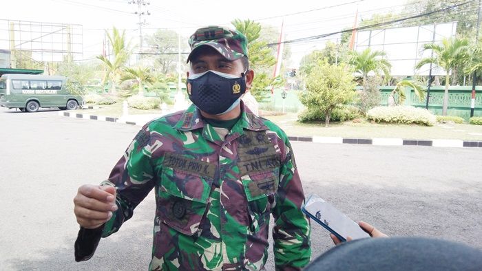 Dandim Ngawi Perintahkan Babinsa Bantu Pemindahan Warga Isoman Dandim Ngawi Perintahkan Babinsa Bantu Pemindahan Warga Isoman