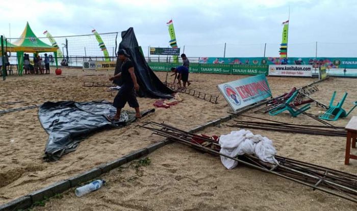 Tenda Cabor Voli Pantai Ambruk, Pertandingan Sempat Dihentikan Tenda Cabor Voli Pantai Ambruk, Pertandingan Sempat Dihentikan